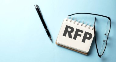 Mavi arkaplandaki not defterine yazılmış RFP metni