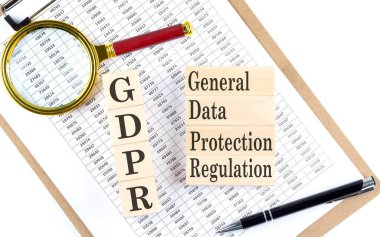 Grafik arkaplanındaki tahta blok üzerinde GDPR Genel Veri Koruma Düzenleme metni