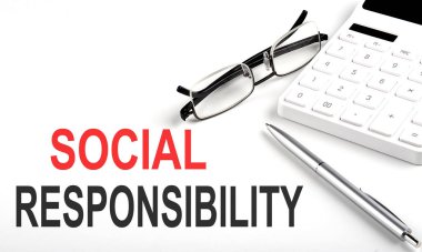 SOSYAL Sorumluluklar Konsepti. Beyaz arkaplanda hesap makinesi, kalem ve gözlük