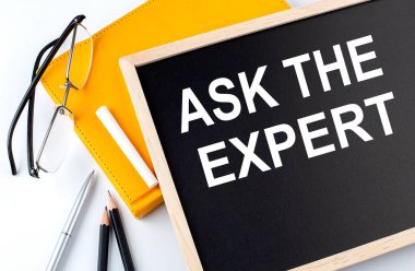 Tahtadaki uzman metnini not defteri, kalem, kalem ile sor