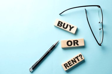 Ahşap blok, mavi arkaplan üzerinde satın al ya da geri al metni