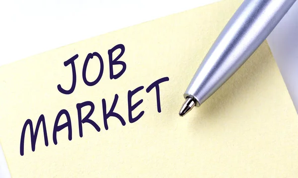 Nota Pegajosa Mensagem Job Market Com Caneta Sobre Fundo Branco — Fotografia de Stock