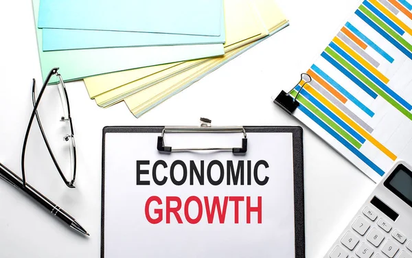 Gazdasági Növekedés Szöveg Egy Papírlapon Diagrammal Színes Papír Számológép — Stock Fotó