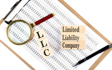 LLC metin tahta blok üzerinde bir grafik arkaplan üzerinde