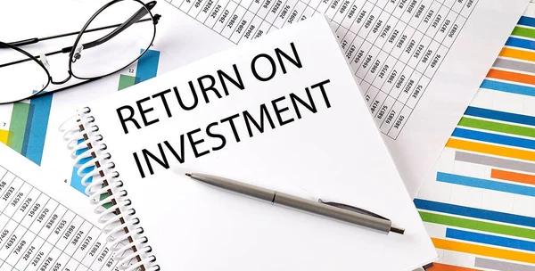 Caderno Com Texto Returno Sobre Investimento Diagrama Fundo Branco Negócios — Fotografia de Stock