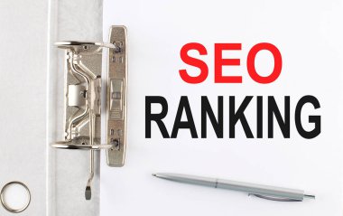 Kâğıt klasöründe kalemle Seo RANking metni. İş konsepti