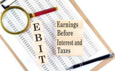 Grafik arkaplanındaki tahta blok üzerindeki EBIT metni