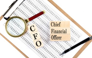Grafik arkaplanındaki tahta blok üzerindeki CFO metni
