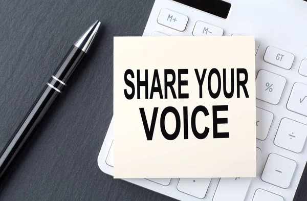 Hesap makinesi, iş konsepti üzerinde sesinizi paylaşın