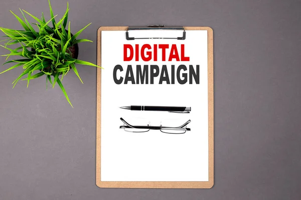 Digital Campaign Στο Καφέ Πρόχειρο Γκρι Φόντο Επιχειρηματική Έννοια — Φωτογραφία Αρχείου