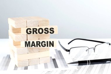 GROSS MARGIN bir tablo arkaplanındaki ahşap bloklara yazılmıştır