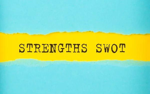 Strengths Swot Testo Carta Strappata Sfondo Giallo — Foto Stock