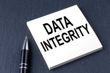 Siyah arkaplanda kalem olan çıkartma üzerindeki DATA INTEGRITY metni
