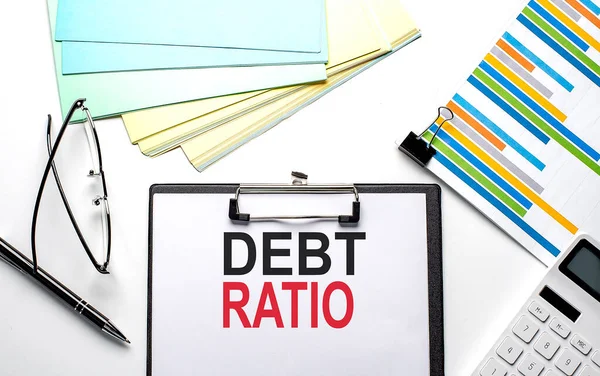 Debt Ratio Text Ett Pappersark Med Diagram Färgpapper Och Miniräknare — Stockfoto
