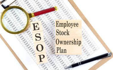Grafik arkaplanındaki tahta blok üzerindeki ESOP metni