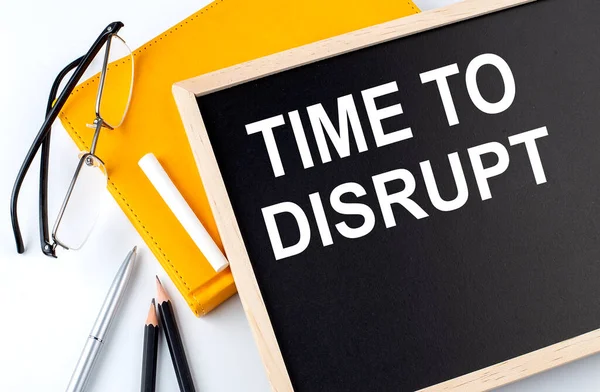 Not defteri, kalem ve kalemle tahtaya yazı yazma zamanı.