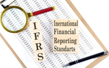 Grafik arkaplanındaki tahta blok üzerindeki IFRS metni