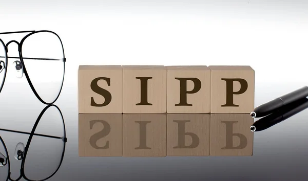Nahaufnahme Von Sipp Holzblöcken Auf Schwarzem Hintergrund Mit Brille Und — Stockfoto