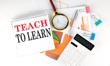 Beyaz not defteri TEACH to LeARN beyaz arkaplan üzerinde diyagram, grafik, hesap makinesi ile