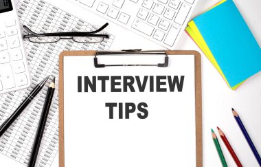 Beyaz arkaplan üzerinde INTEVIEW TIPS klavyesi ve grafiği olan pano.