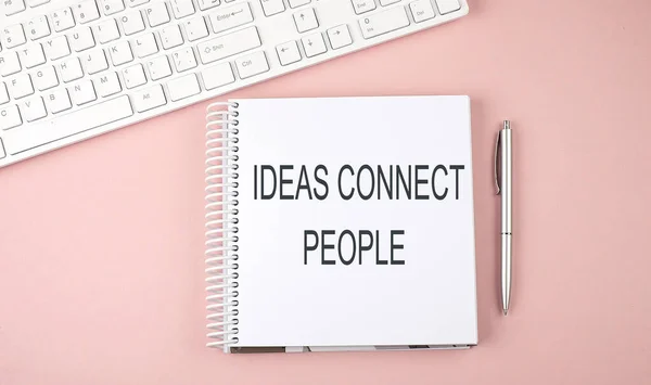 Růžový Psací Stůl Klávesnicí Notebook Textem Ideas Connect People — Stock fotografie
