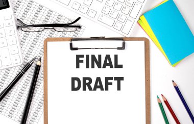Beyaz arkaplan üzerinde FINAL DRAFT klavye ve çizelgesi olan pano.