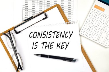 Metin Bağlantısı, pano üzerindeki beyaz kağıt üzerinde grafik ve hesap makineli anahtardır