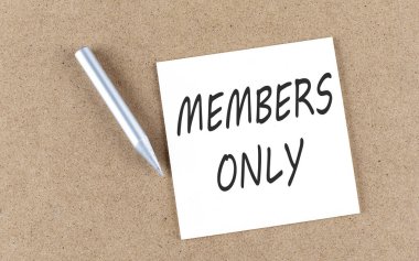 Üyeler sadece bir mantar tahtaya kurşun kalemle yapışkan bir notla mesajlaşır. ,