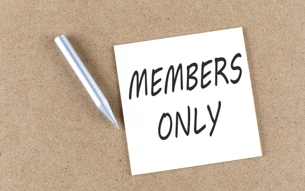 Üyeler sadece bir mantar tahtaya kurşun kalemle yapışkan bir notla mesajlaşır. ,