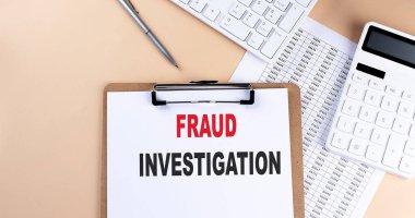 Beyaz boş kağıt metin pano FRAUD INVESTIGATION, klavye hesap makinesi ve grafik, üst görünüm. iş