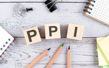 PPI kelime Ödeme Koruma Sigortası ahşap arka planda ofis aletleri ile ahşap bir blok üzerinde