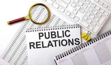 Klavye ve planlama ile çizelgeye yazılmış PUBLIC İlişkileri metni