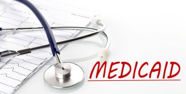 Stetoskop ve diyagramı olan beyaz bir arkaplan üzerinde MEDICAID metni