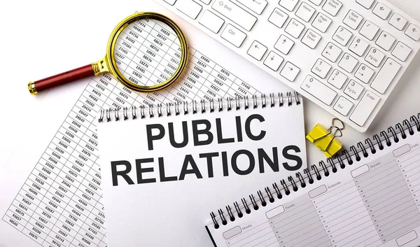 Klavye ve planlama ile çizelgeye yazılmış PUBLIC İlişkileri metni