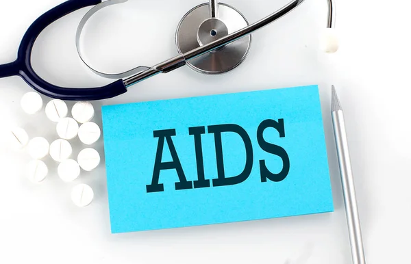 Text Aids Stole Stetoskopem Pilulky Perem Lékařský Koncept — Stock fotografie