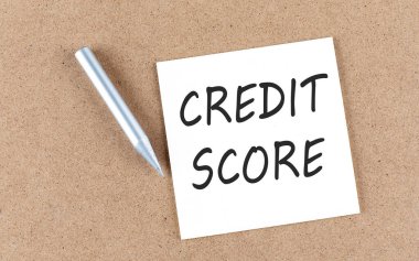 CREDIT puan tahtası üzerinde kalem ile yapışkan bir nota metni
