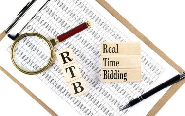 Grafik arkaplanındaki tahta bloktaki RTB metni