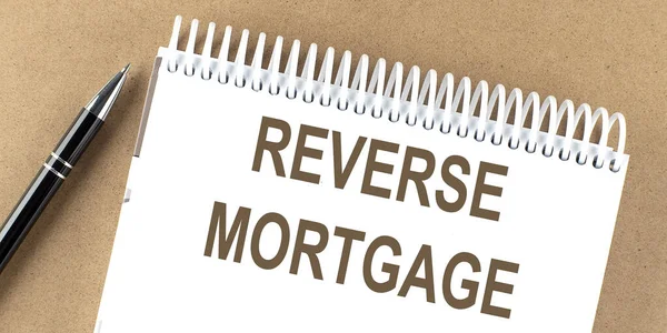 Reverse Mortgage Texto Bloc Notas Con Pluma Negocio — Foto de Stock