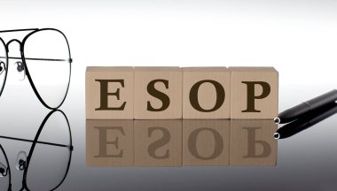 ESOP tahta bloklarının siyah zemin üzerinde gözlük ve kalemle yakın plan görüntüleri