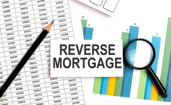 Reverse Mortgage Texto Una Tarjeta Blanca Fondo Del Gráfico — Foto de Stock
