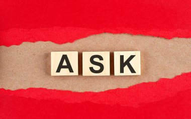 Kırmızı yırtık kağıt üzerinde ahşap küplerle ilgili soru işareti, finansal konsept arka plan