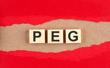 Kırmızı yırtık bir kağıttaki ahşap küplerle ilgili PEG kelimesi, finansal kavram arka planı