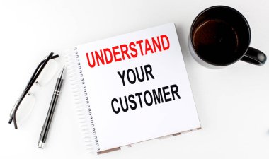 Kahveniz, bardaklarınız, kaleminiz ve defteriniz beyaz arka planda UNDERSTAND tarafından yazılmış..