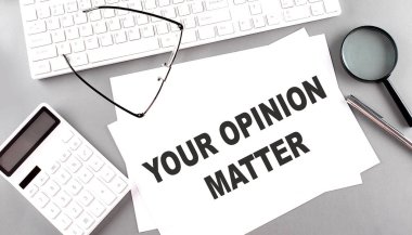 Klavye ile kağıt üzerinde görüşünüz, gri arkaplan üzerinde hesap makineniz