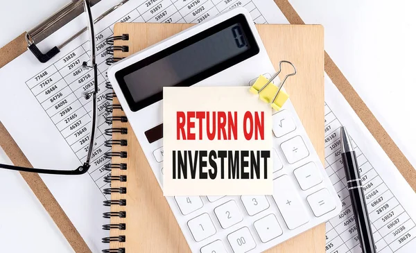 Returno Investimento Palavra Pegajoso Com Área Transferência Notebook Conceito Negócio — Fotografia de Stock