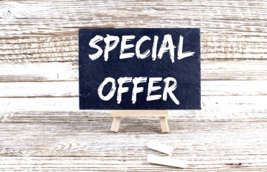 Tahta zemin üzerinde minyatür karatahta üzerine özel teklif metni