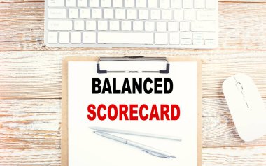 Pano üzerinde Klavye ile ahşap zemin üzerinde balanslı SCORECARD metin