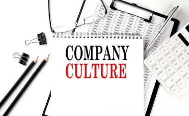 Pano, grafik ve hesap makinesi, iş konsepti içeren bir not defterinde COMPANY CULTURE sözcüğü