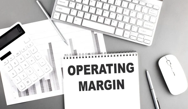 使用灰色背景的笔记本上的Margin文字 带有图表和键盘 商业概念 — 图库照片