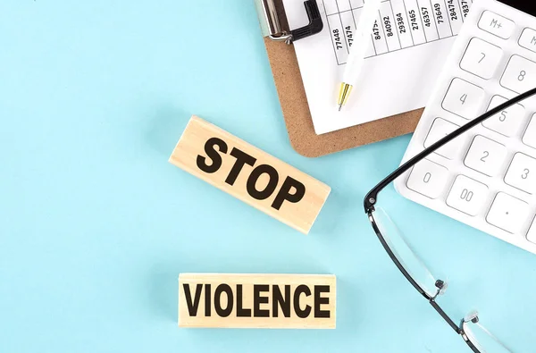 Stop Violence Text Skriven Träblock Med Urklipp Glasögon Och Miniräknare — Stockfoto